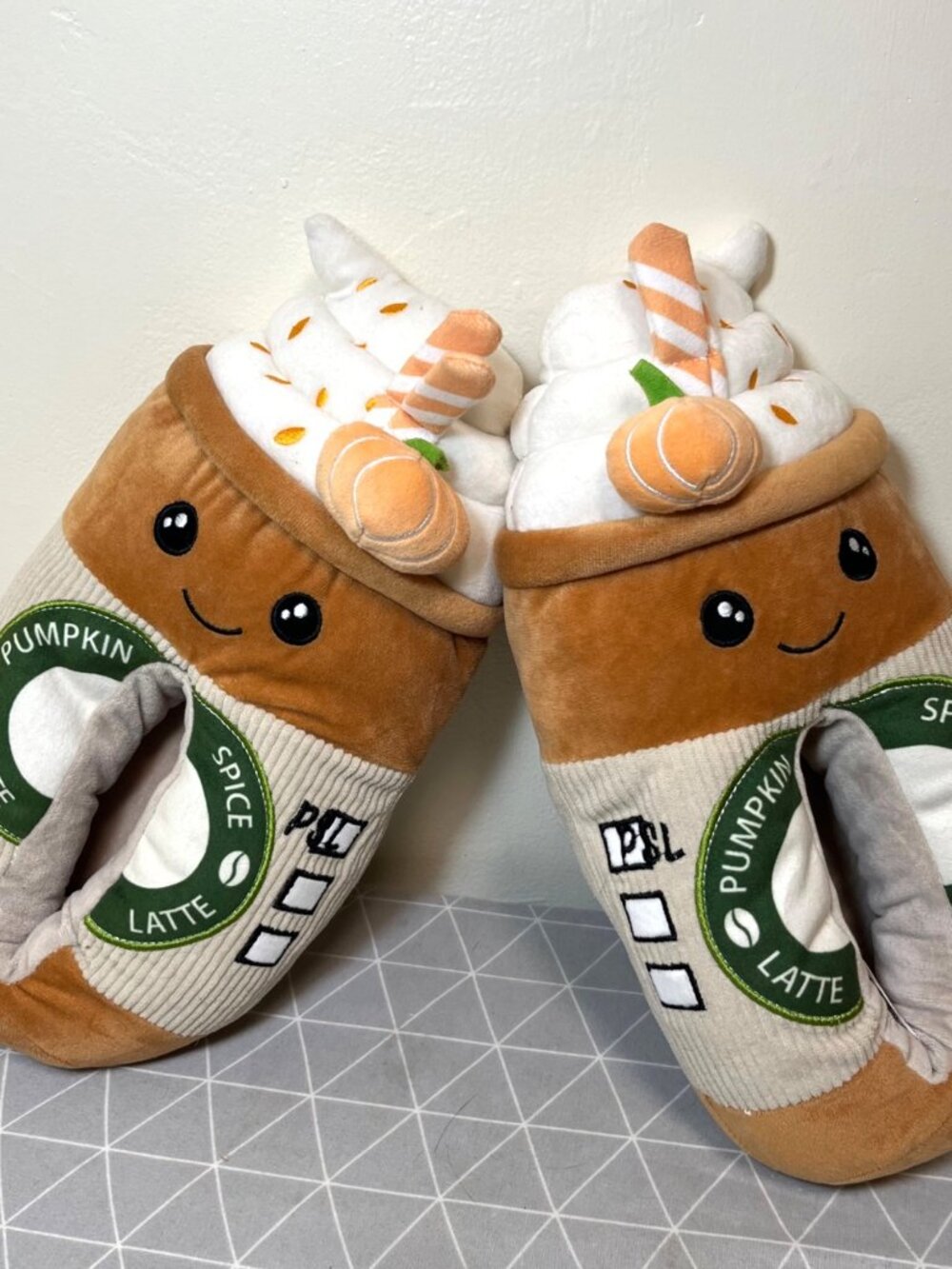 New Pumpkin Spice Latte Footmoji Plush Slippers Wmns 11-12 Cozy